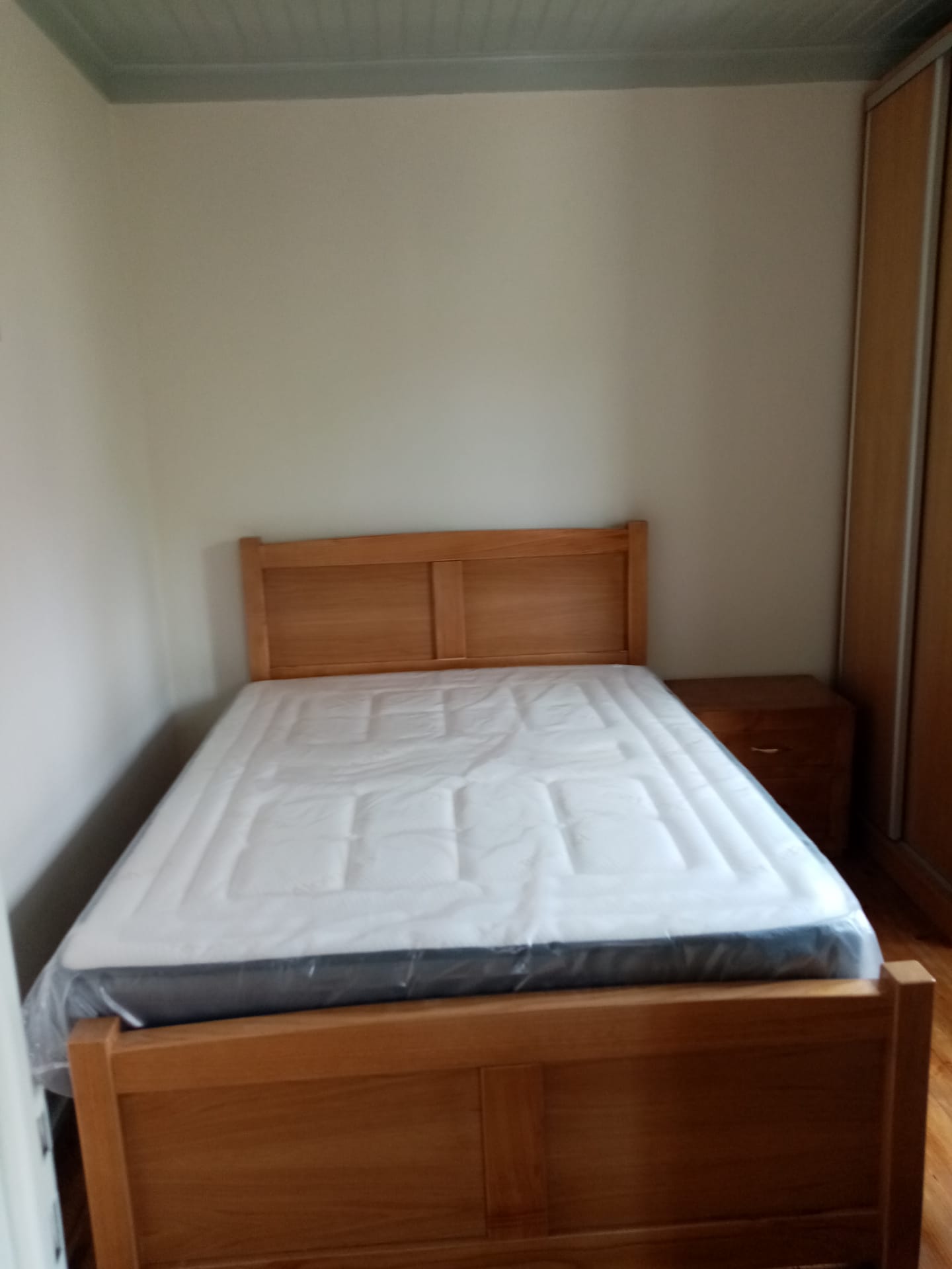 Cama em Madeira Maciça Castanha