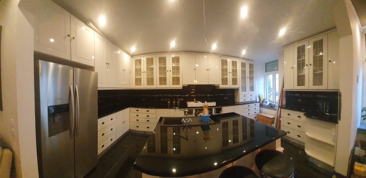 Cozinha Personalizada Lacada Creme com Tampos Pretos