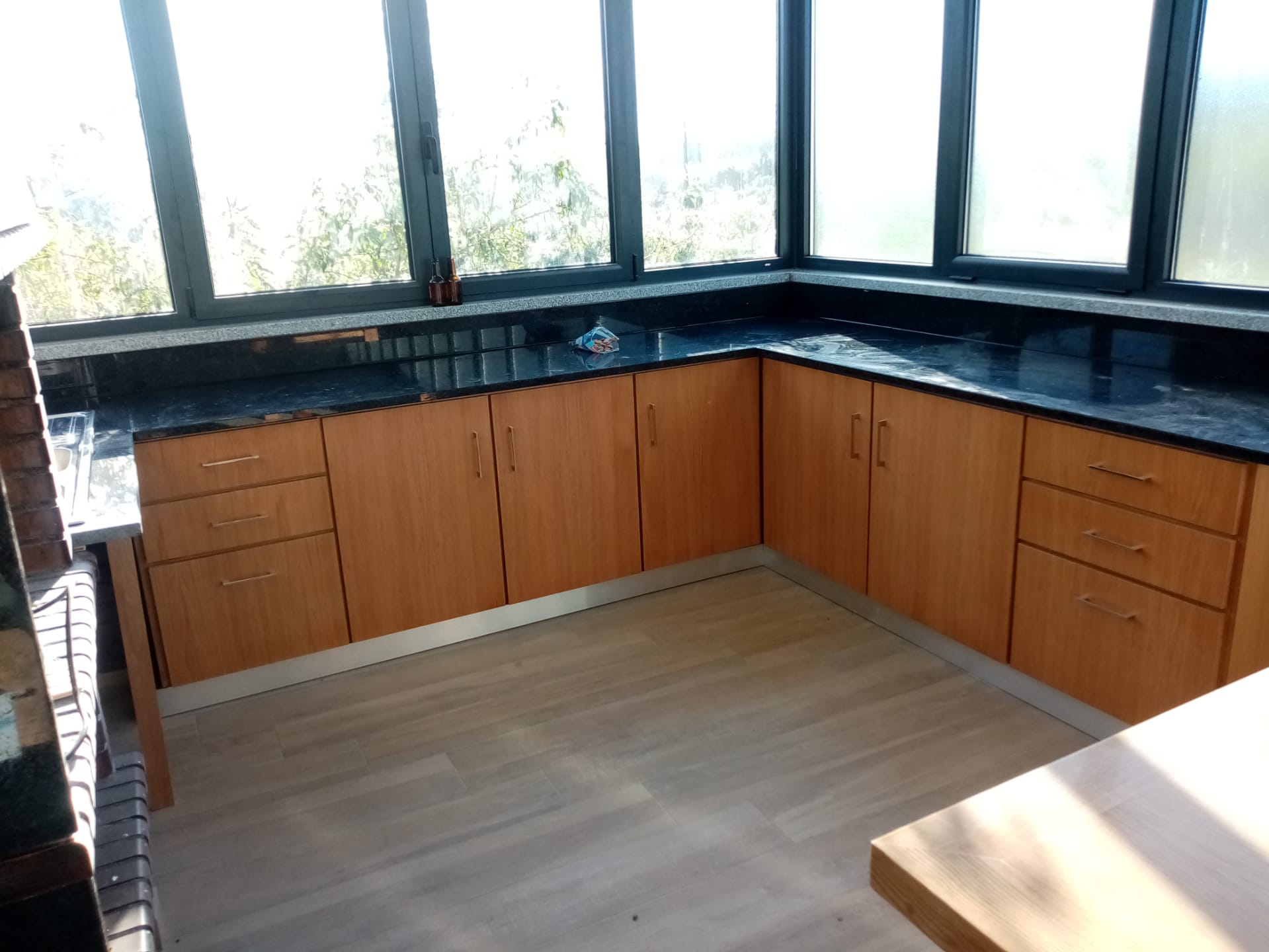 Cozinha em Carvalho Folheado com Pedra Preta